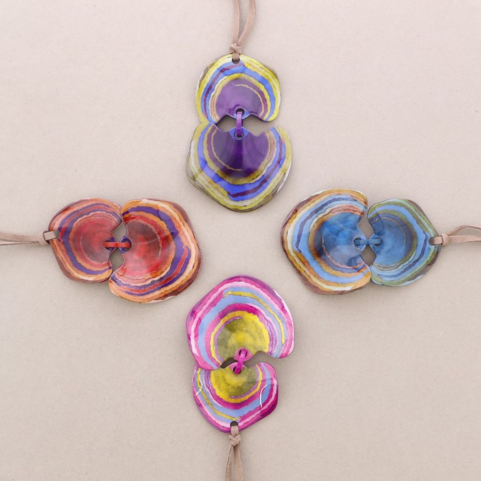 COLLAR LARGO COLGANTE RESINA FORMA ABANICO