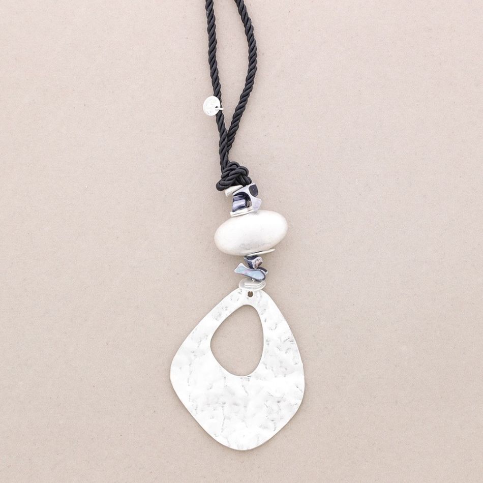 LONG METAL PENDANT NECKLACE WITH NACRE BEADS