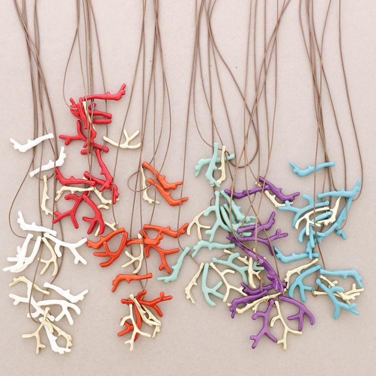 COLLAR LARGO COLGANTES CORAL RESINA 2