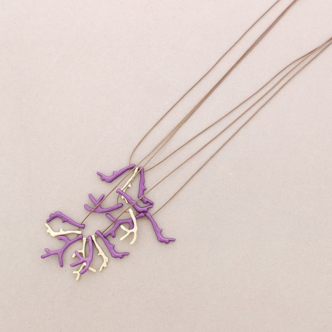 LONG NECKLACE WITH RESIN CORAL PENDANTS