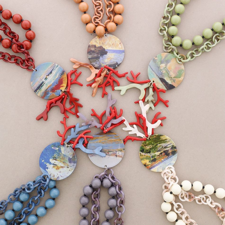 RESIN MEDAL PENDANT NECKLACE WITH MARINE MOTIF