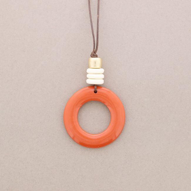 LONG RESIN CIRCLE PENDANT NECKLACE