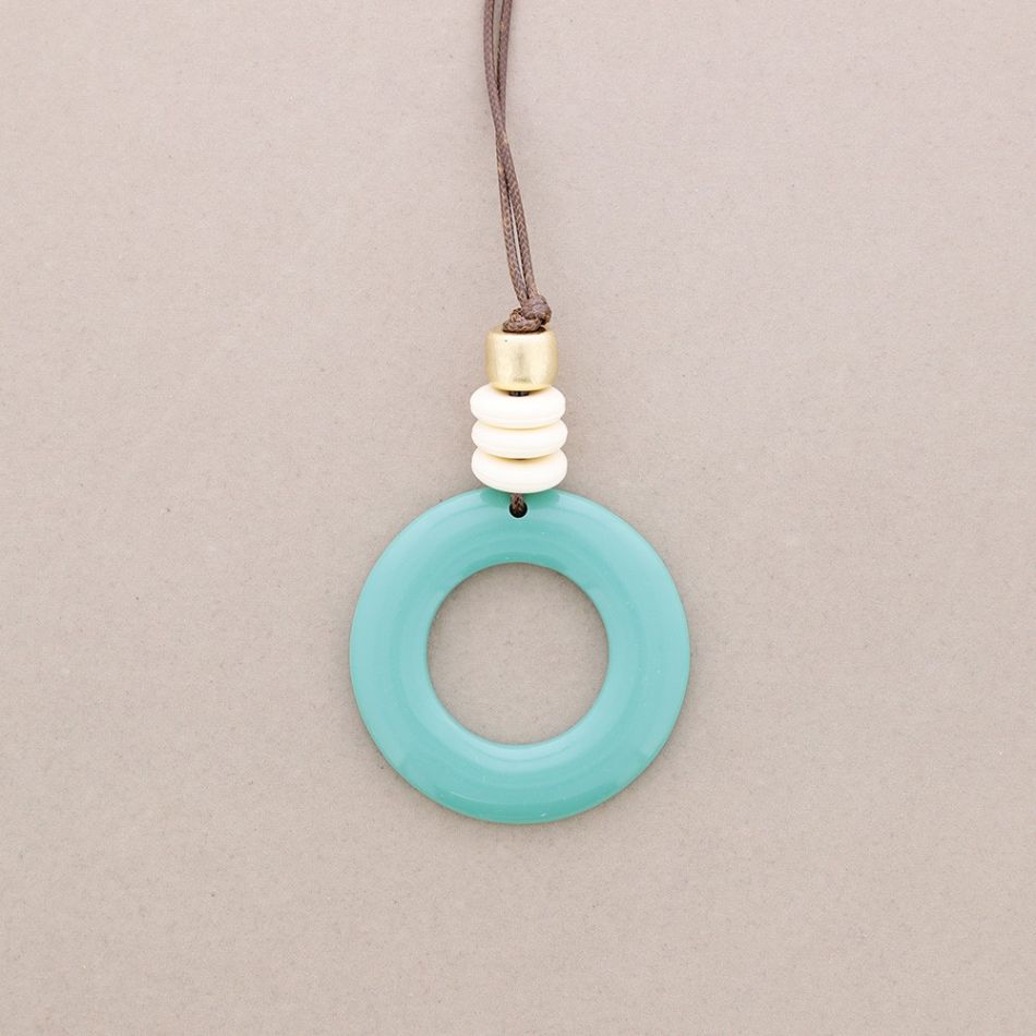 COLLAR LARGO COLGANTE CÍRCULO RESINA