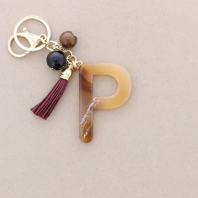 LLAVERO COLGANTE LETRA INICIAL P RESINA