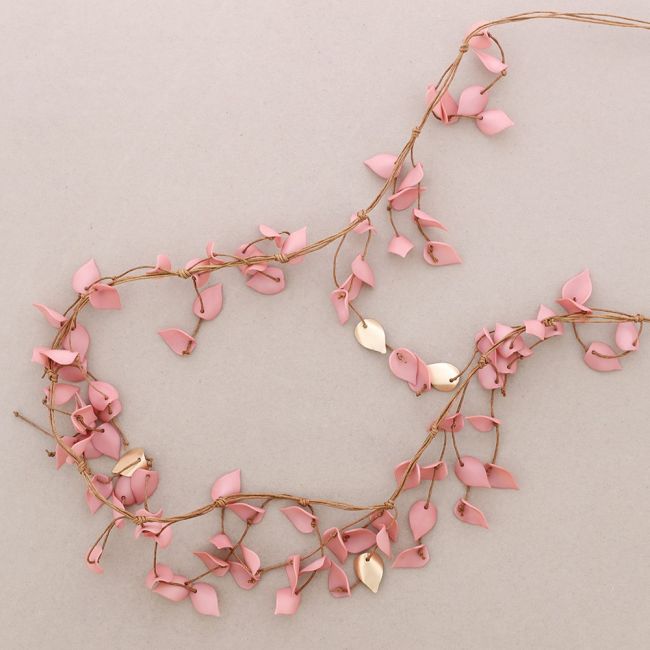 LONG NECKLACE WITH RESIN LEAVES PENDANTS