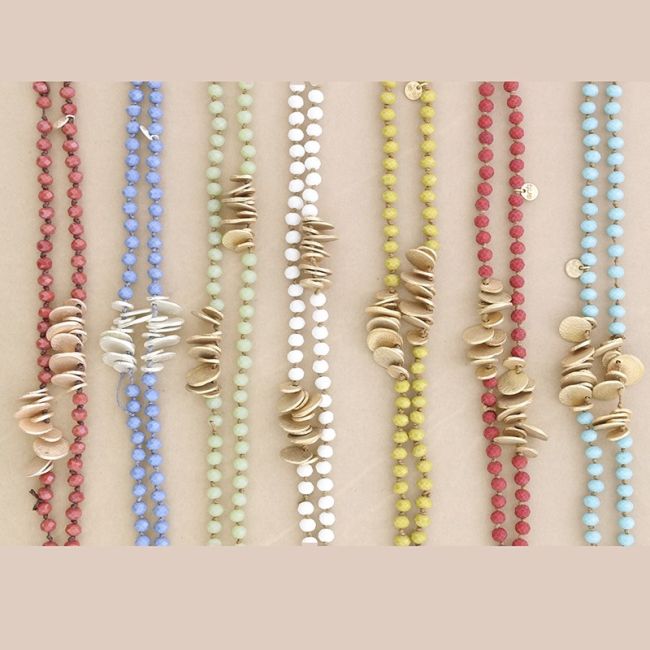 LONG NECKLACE WITH FACETED CRYSTALS AND METAL MEDALS