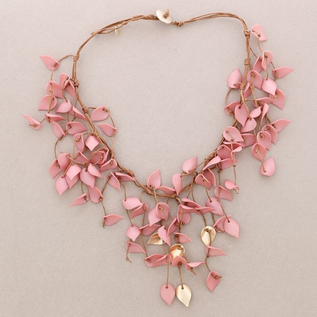 SHORT NECKLACE WITH RESIN LEAVES PENDANTS