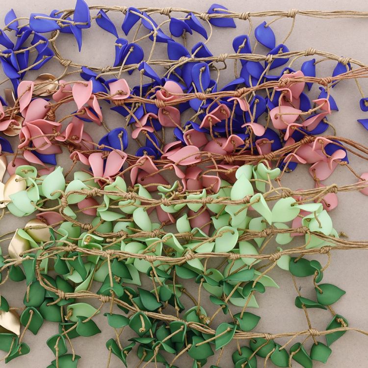 SHORT NECKLACE WITH RESIN LEAVES PENDANTS 2
