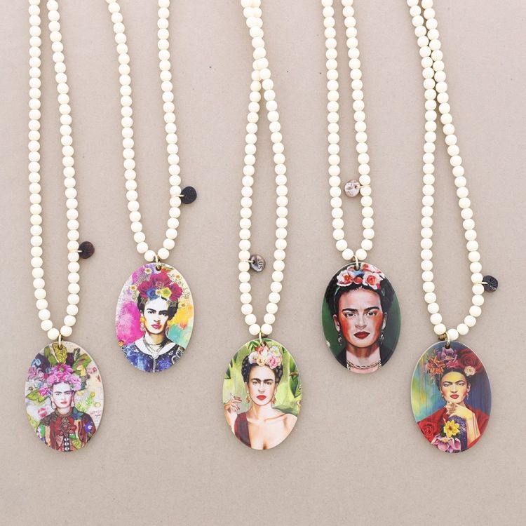 LONG FRIDA MEDAL PENDANT NECKLACE 2