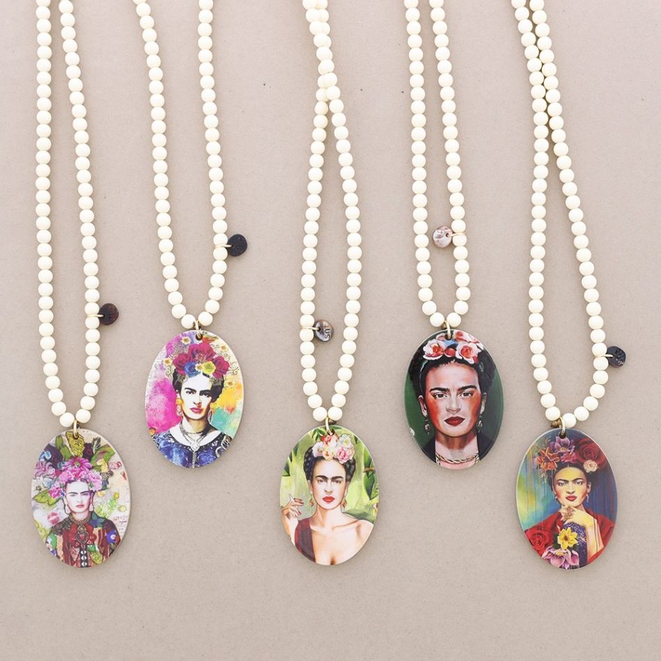 LONG FRIDA MEDAL PENDANT NECKLACE