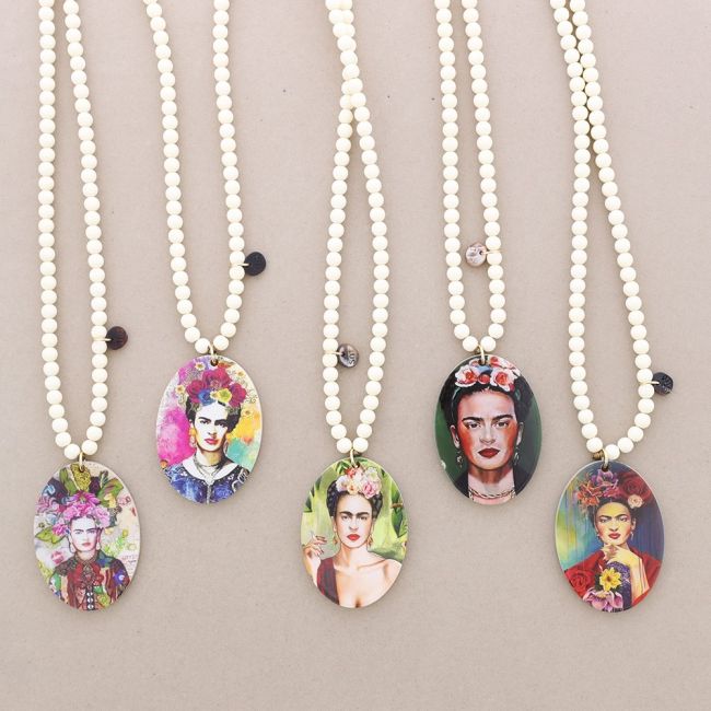 COLLAR LARGO COLGANTE MEDALLA FRIDA
