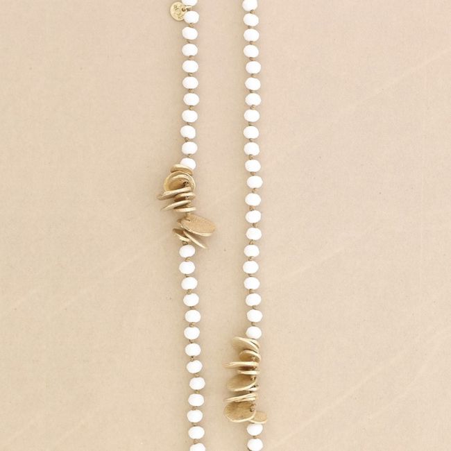 LONG NECKLACE WITH FACETED CRYSTALS AND METAL MEDALS