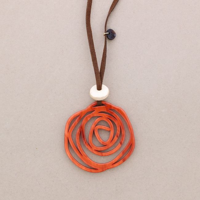 COLLAR LARGO COLGANTE ROSA RESINA