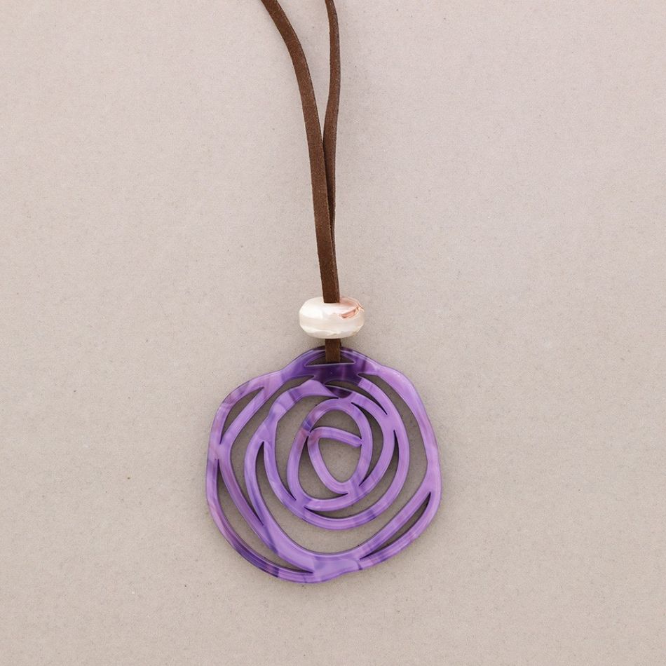 COLLAR LARGO COLGANTE ROSA RESINA