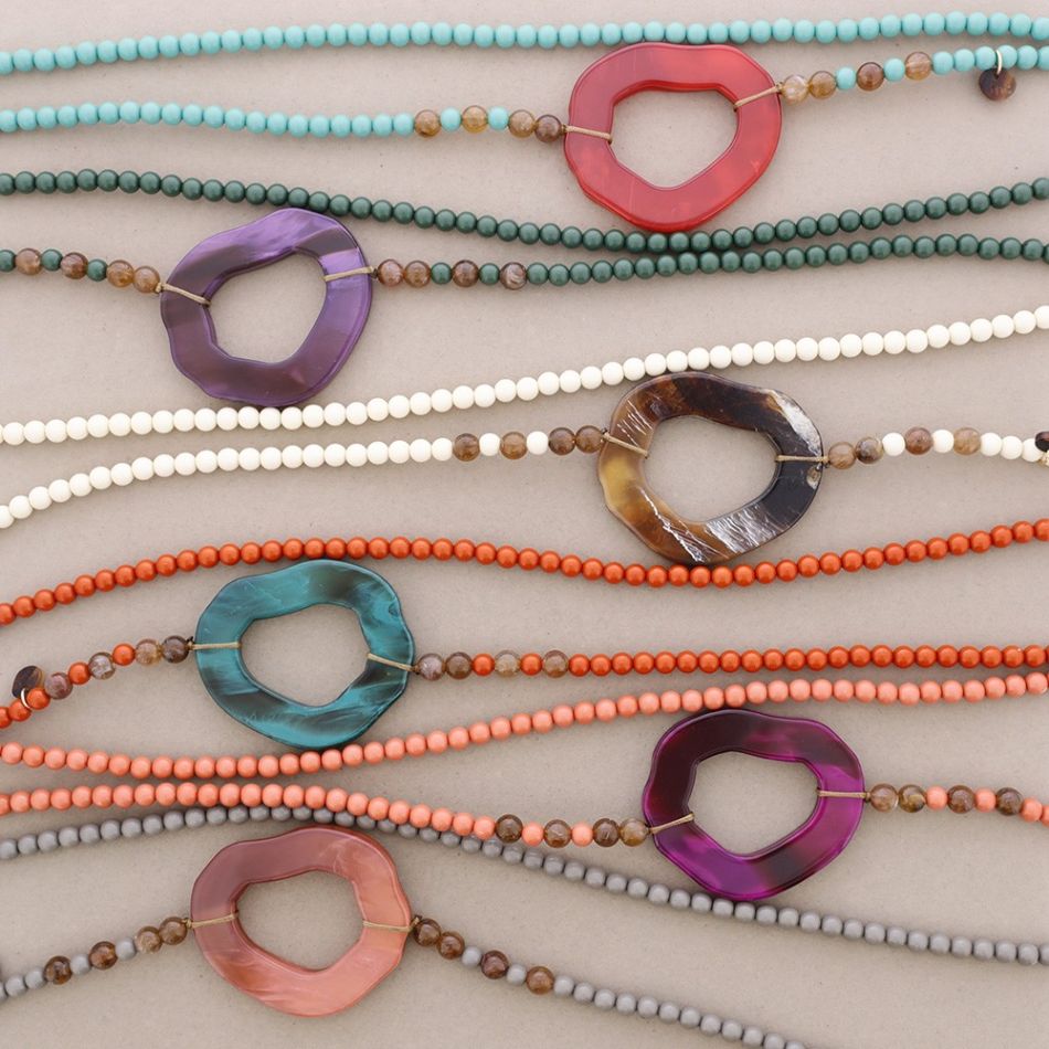 COLLAR LARGO BOLAS CÍRCULO IRREGULAR RESINA