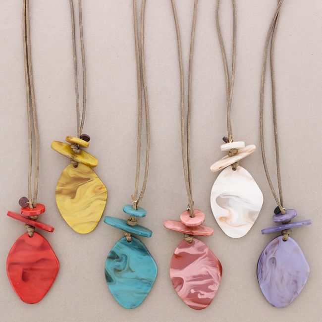 LONG RESIN PENDANT NECKLACE