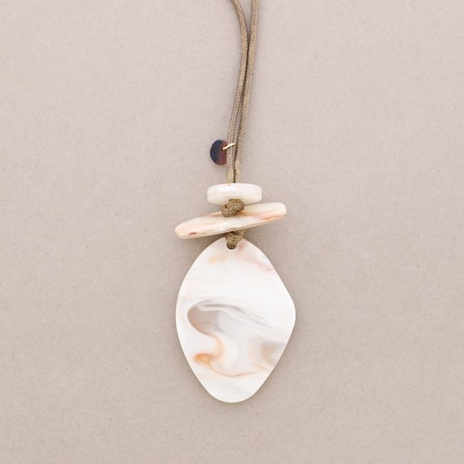 LONG RESIN PENDANT NECKLACE