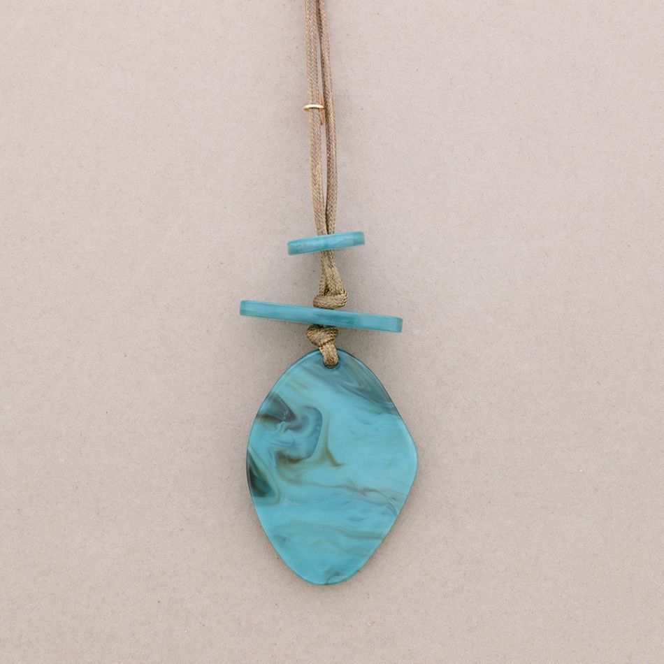 LONG RESIN PENDANT NECKLACE