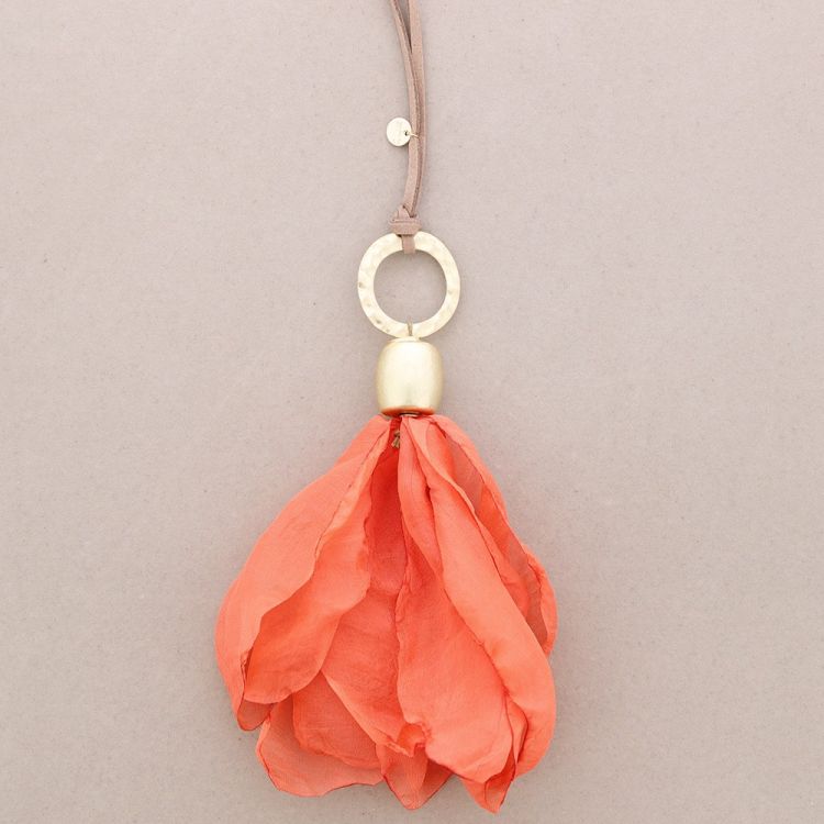 COLLAR LARGO COLGANTE FLOR TELA