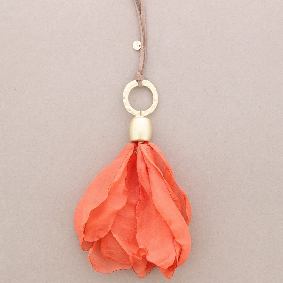 COLLAR LARGO COLGANTE FLOR TELA