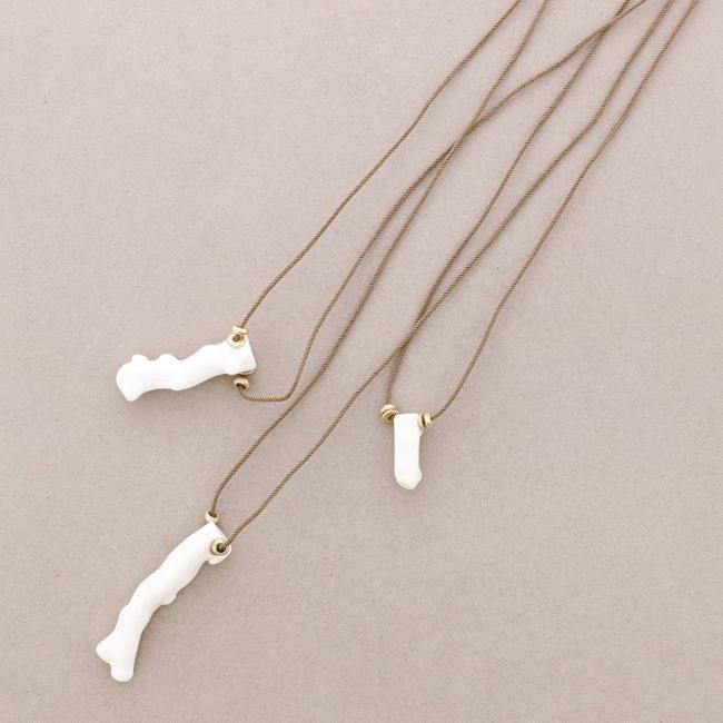 LONG NECKLACE WITH RESIN CORAL PENDANTS