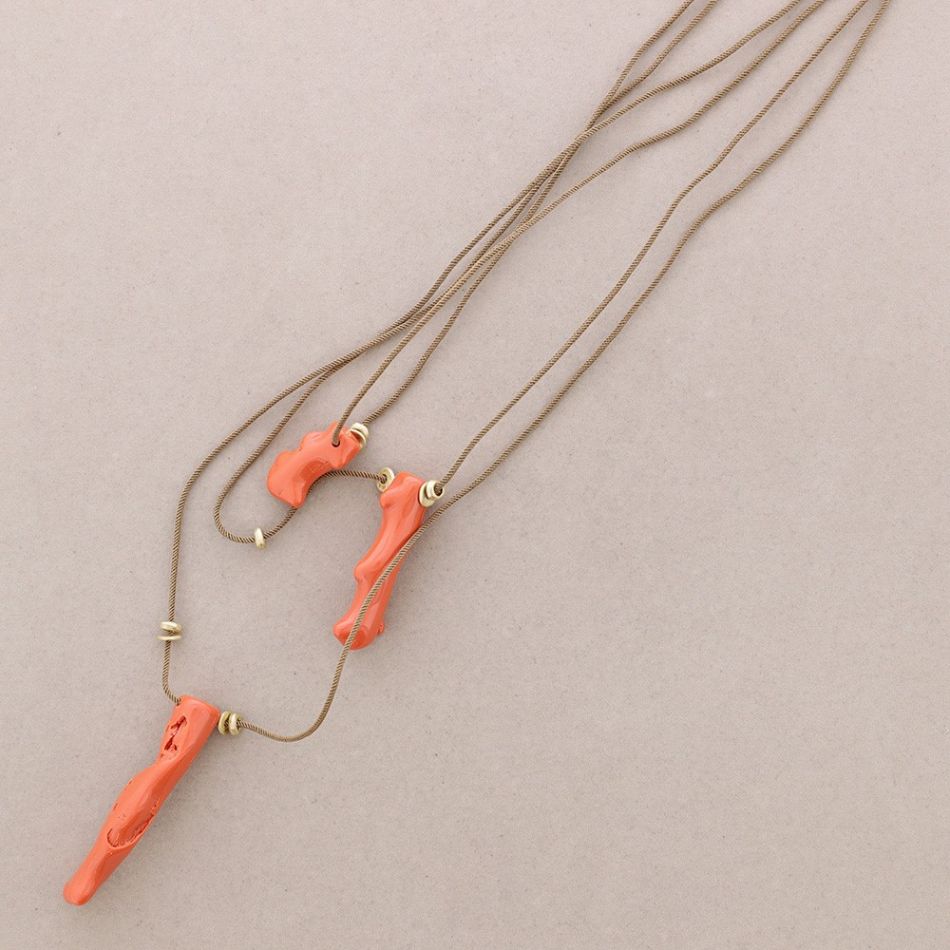 COLLAR LARGO COLGANTES CORAL RESINA