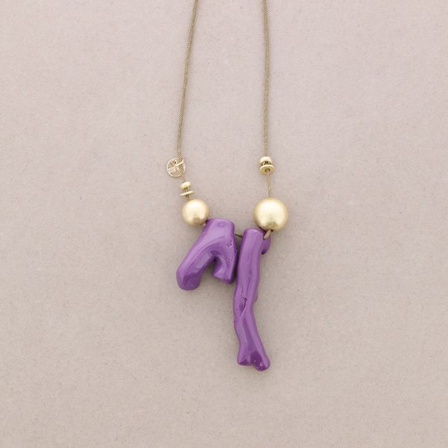 LONG NECKLACE WITH RESIN CORAL PENDANTS