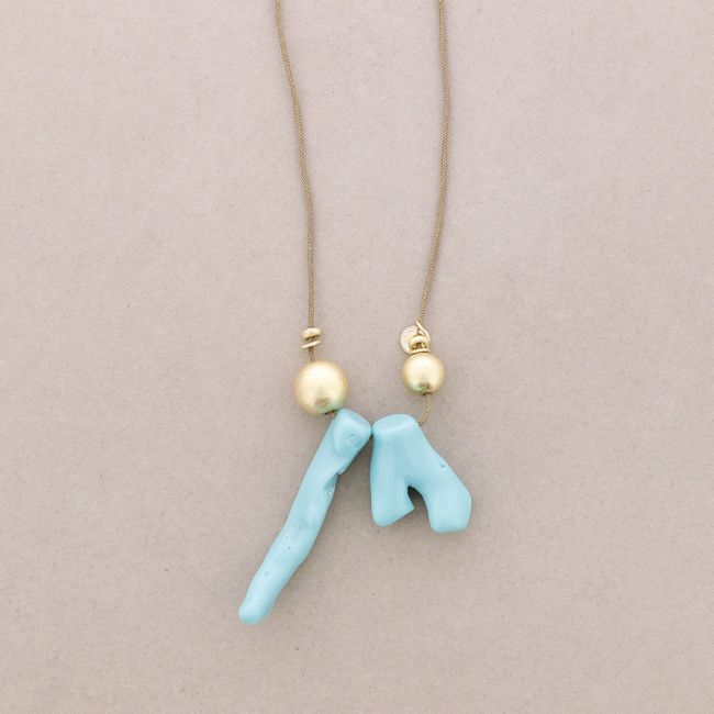 LONG NECKLACE WITH RESIN CORAL PENDANTS