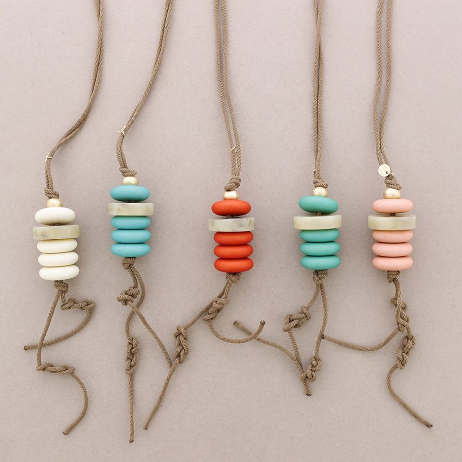 COLLAR LARGO COLGANTE CUENTAS RESINA