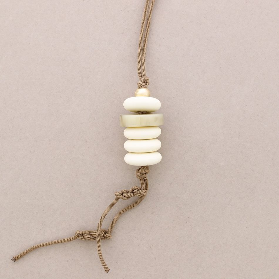 COLLAR LARGO COLGANTE CUENTAS RESINA