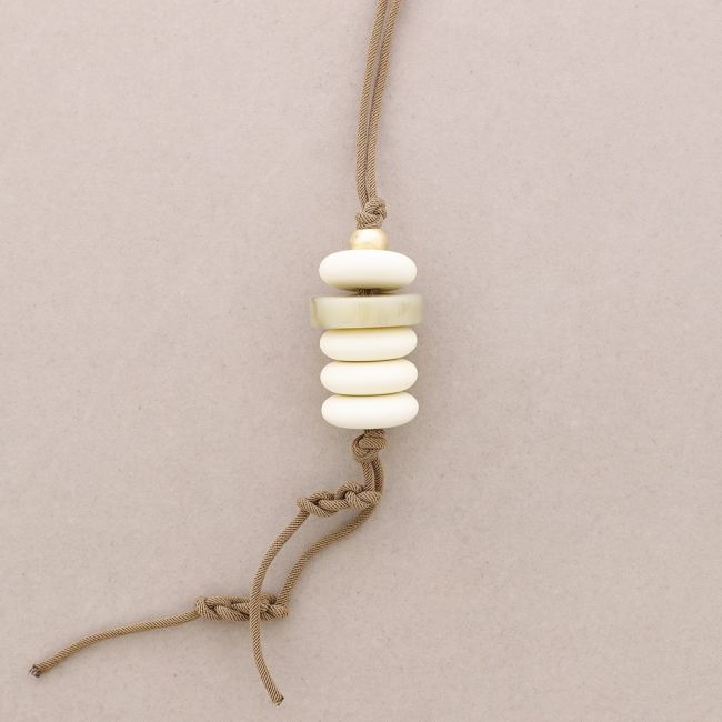 COLLAR LARGO COLGANTE CUENTAS RESINA