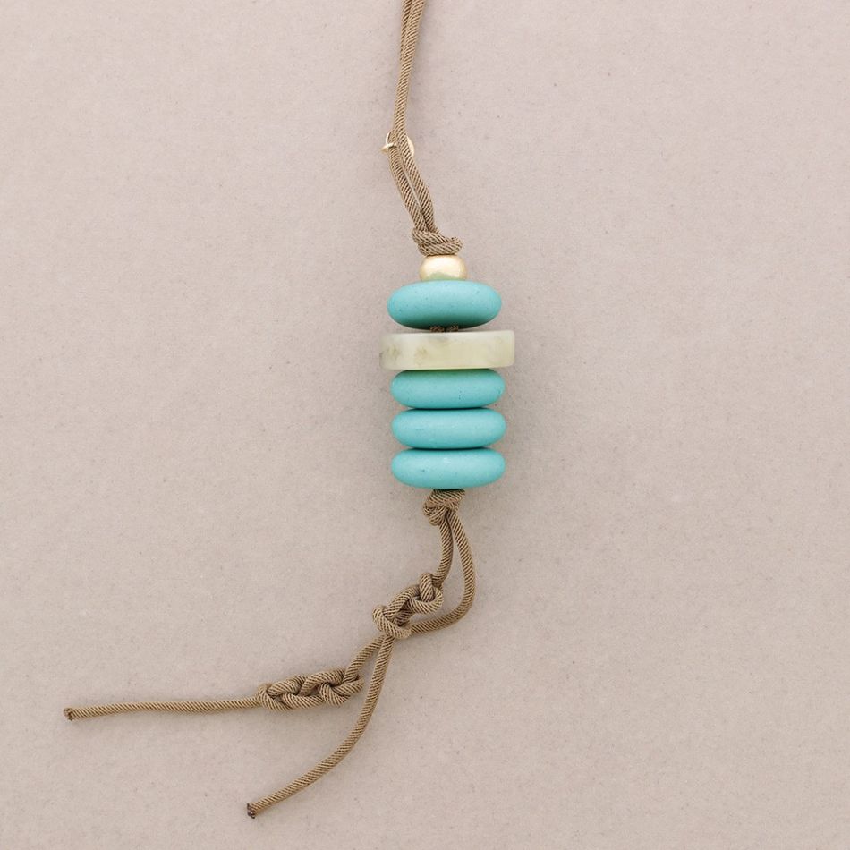 COLLAR LARGO COLGANTE CUENTAS RESINA