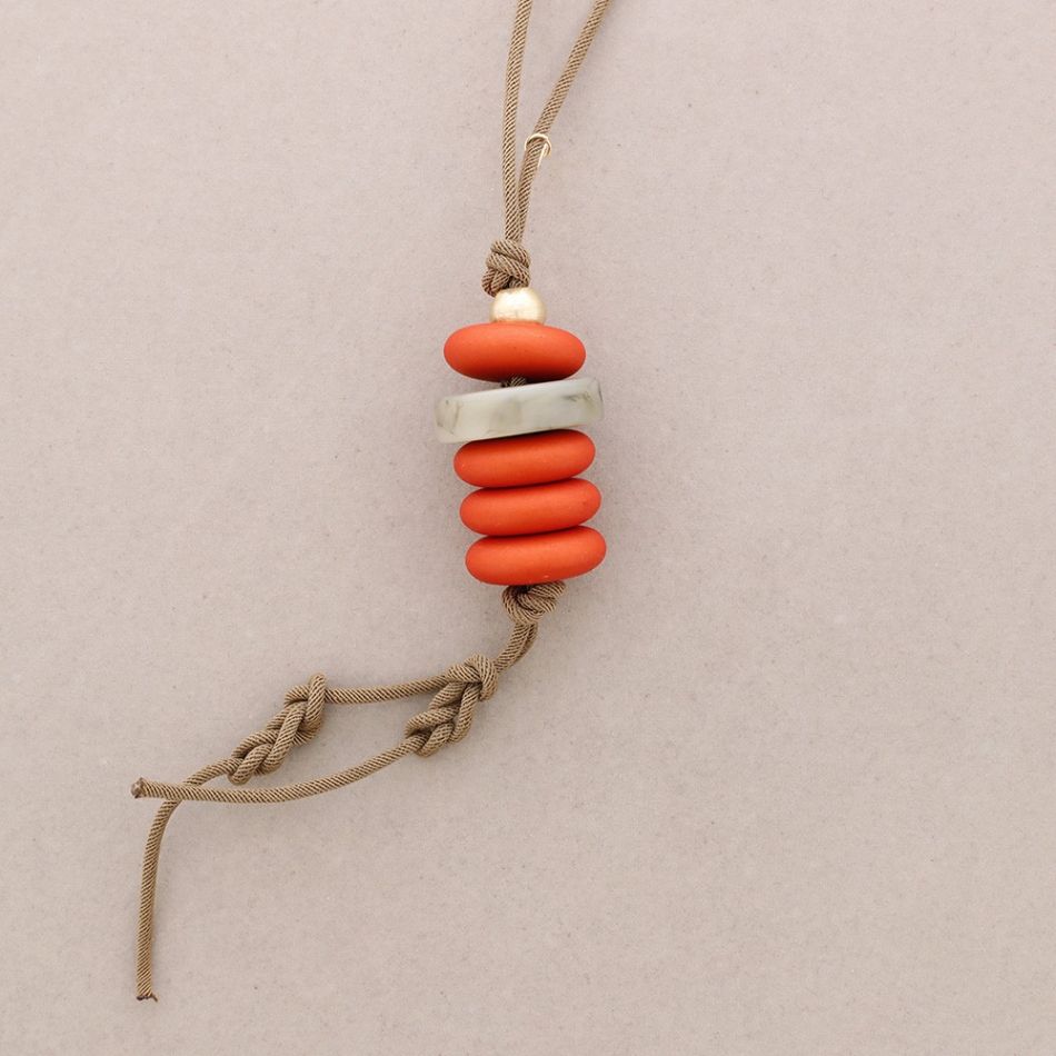 COLLAR LARGO COLGANTE CUENTAS RESINA