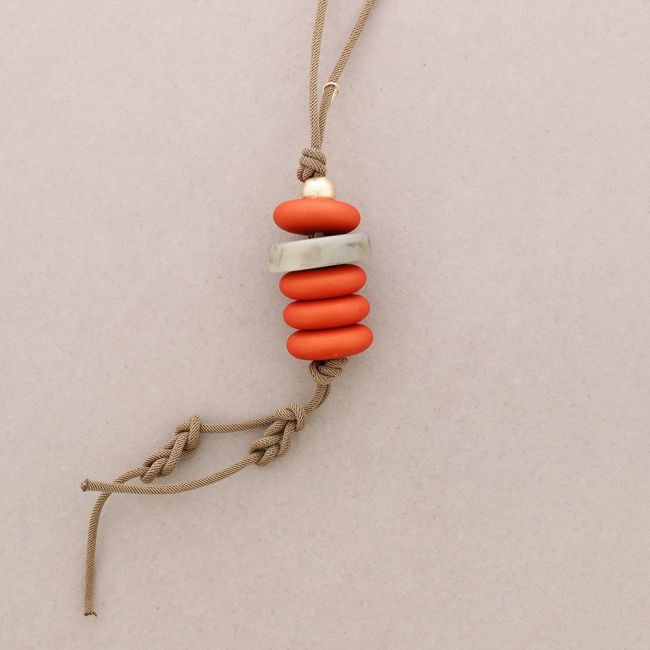 COLLAR LARGO COLGANTE CUENTAS RESINA