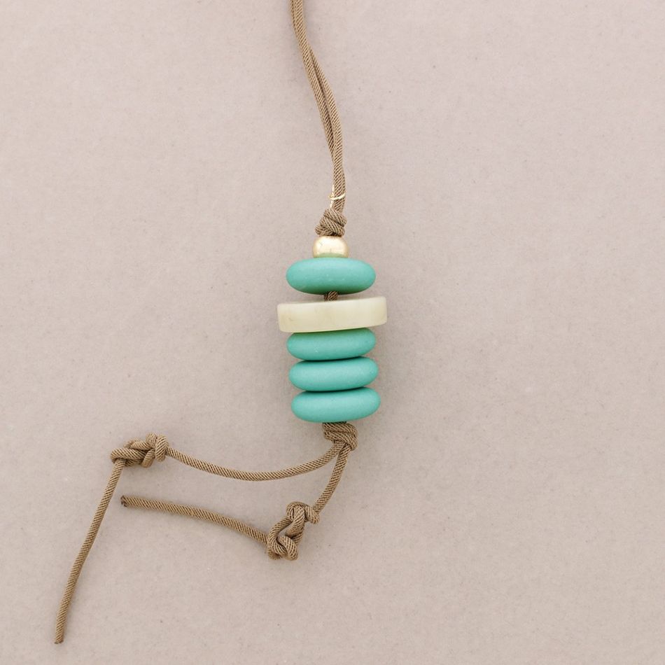 COLLAR LARGO COLGANTE CUENTAS RESINA