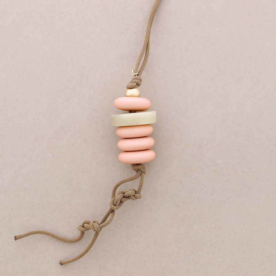 COLLAR LARGO COLGANTE CUENTAS RESINA