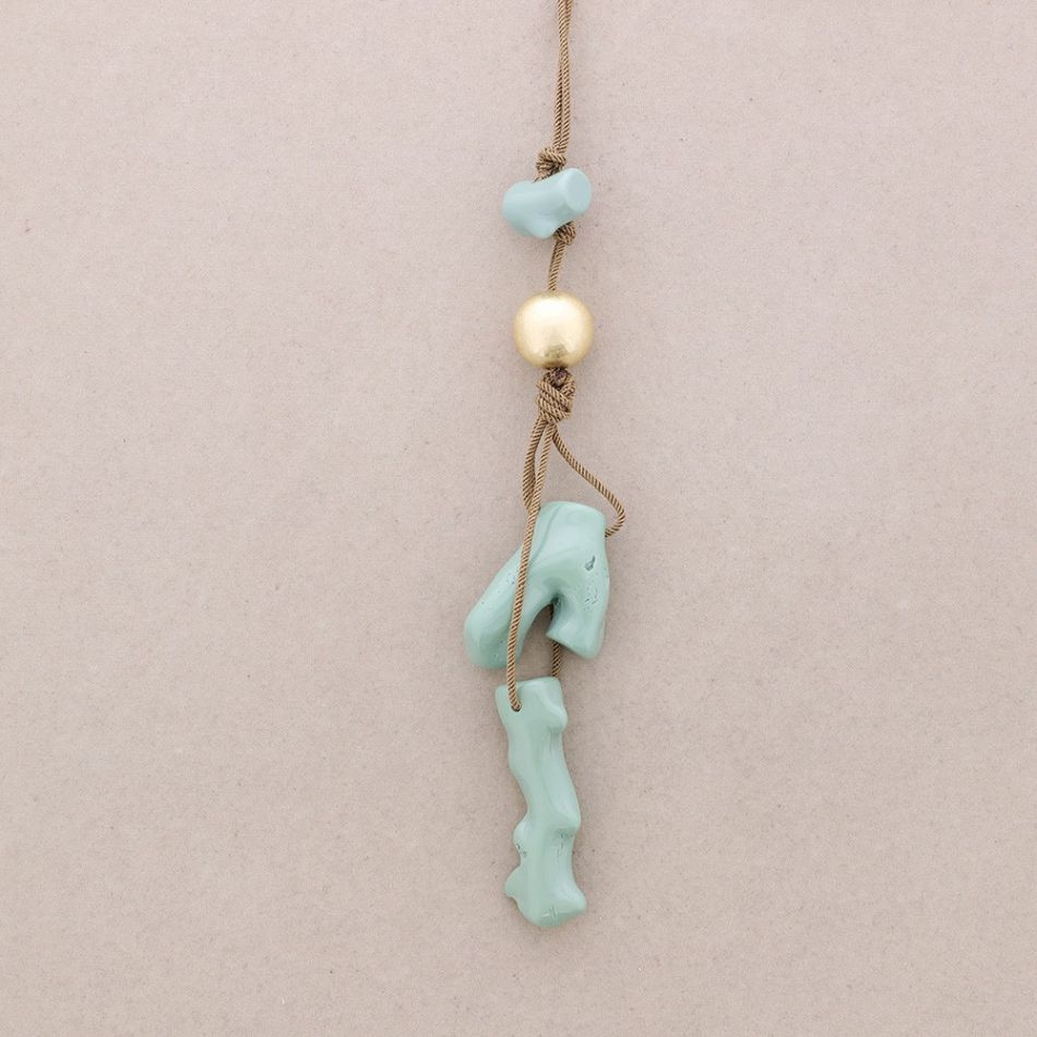 COLLAR LARGO COLGANTES CORAL RESINA