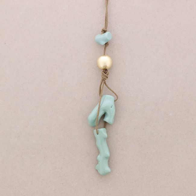 COLLAR LARGO COLGANTES CORAL RESINA