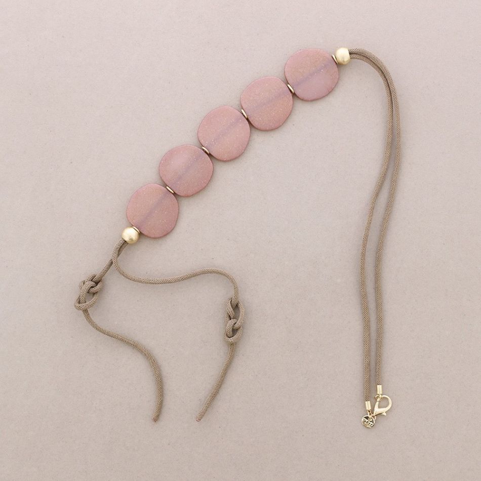 COLLAR LARGO COLGANTE CUENTAS RESINA