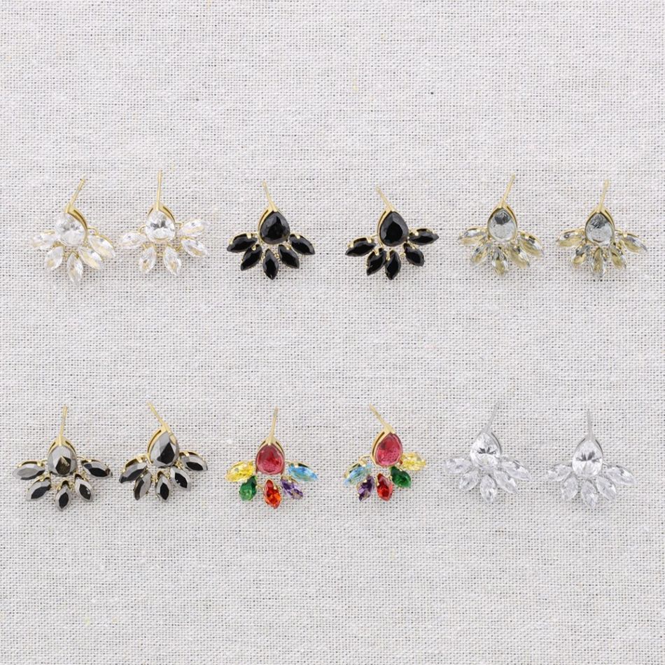 STEEL STUD EARRINGS WITH CRYSTALS