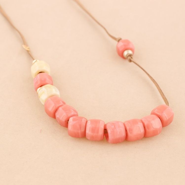 LONG NECKLACE WITH RESIN BEADS