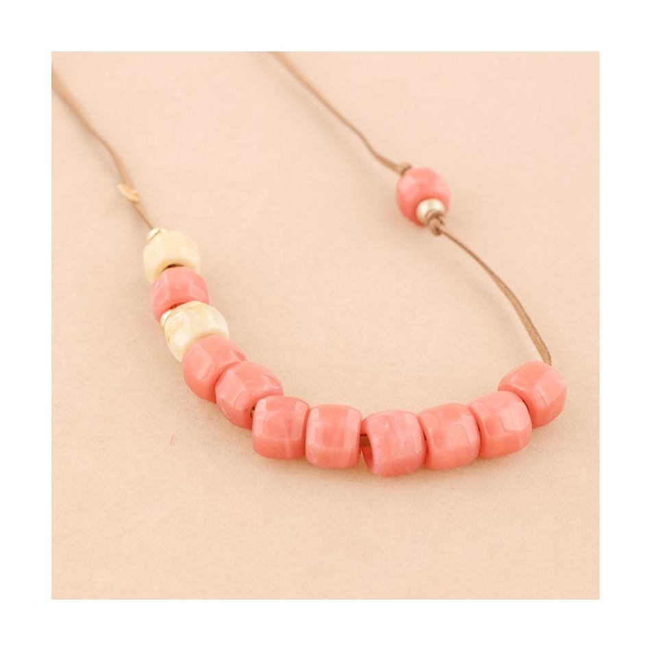 LONG NECKLACE WITH RESIN BEADS