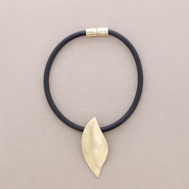 RUBBER LEAF METAL NECKLACE