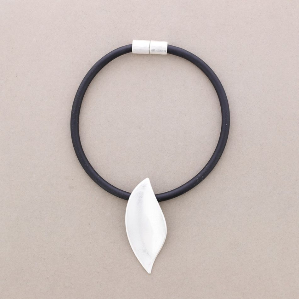 RUBBER LEAF METAL NECKLACE