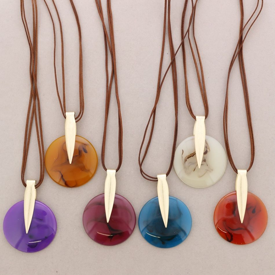 COLLAR LARGO COLGANTE METAL RESINA