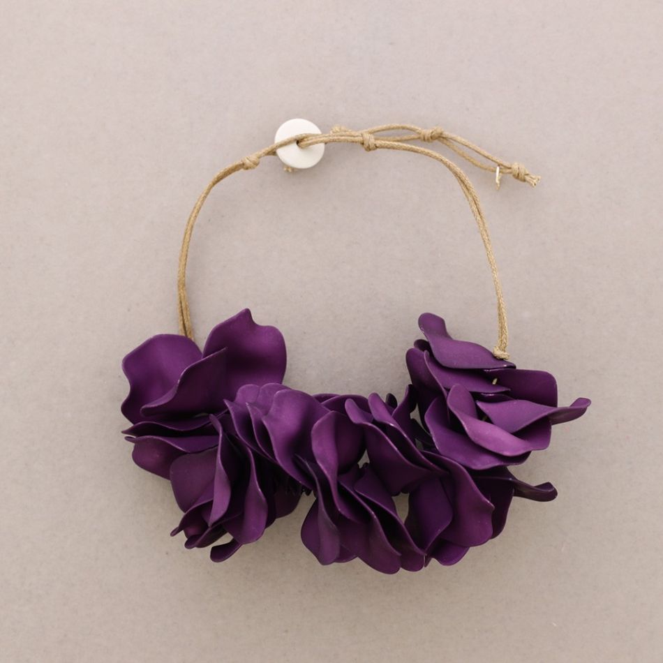 RESIN PETALS NECKLACE