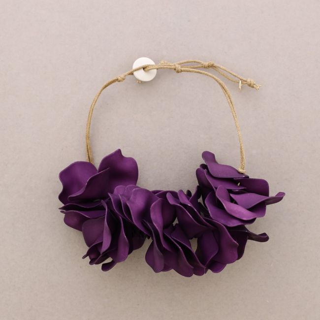 RESIN PETALS NECKLACE