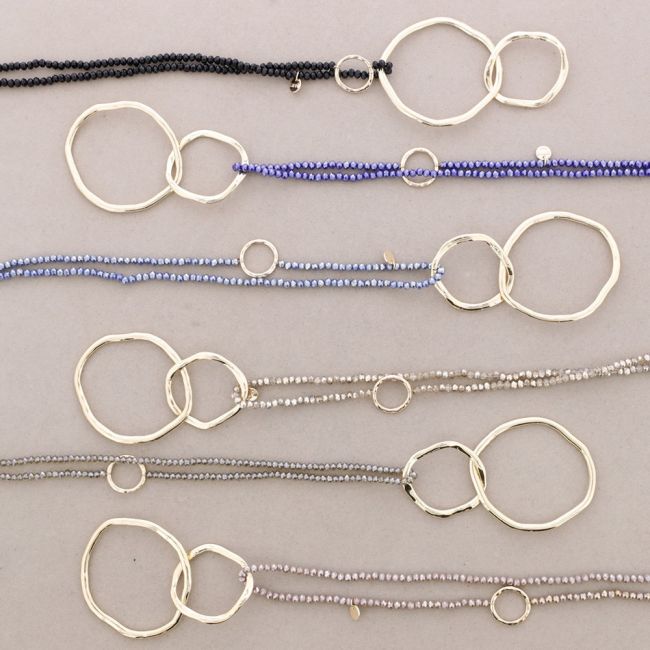 LONG NECKLACE WITH FACETED CRYSTALS METAL LINK PENDANT