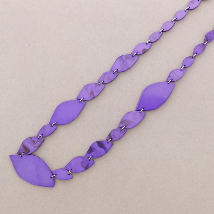 COLLAR LARGO HOJAS RESINA