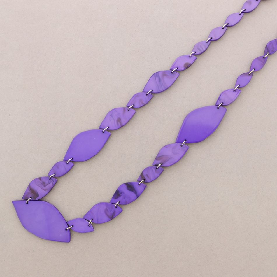 LONG RESIN LEAVES NECKLACE